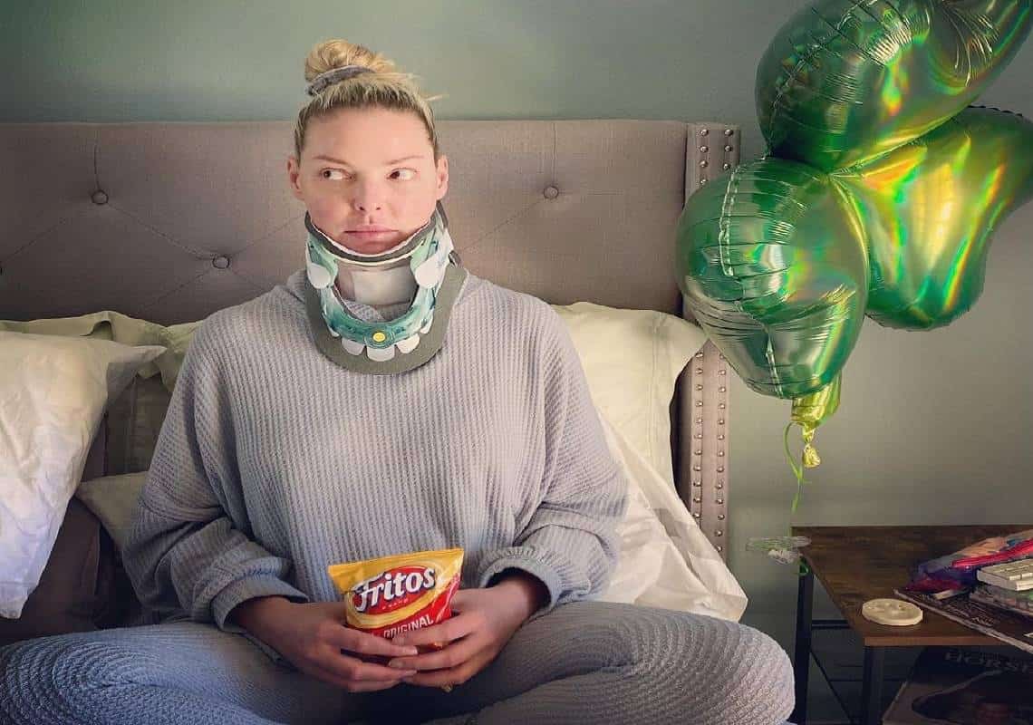 השחקנית קתרין הייגל מתאוששת מניתוח צוואר ויוצאת במסר מפרגן לרופאים שלה 