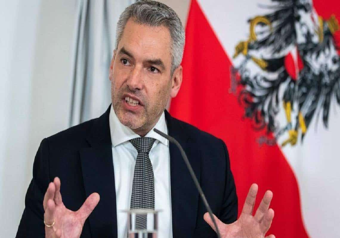 "נמשיך לצרוך נפט וגז מרוסיה" - קנצלר אוסטריה דוחה את בקשות החרם של ביידן - "לא מציאותי, ולא מתאים לנו להחרים"