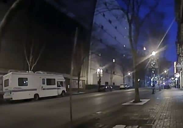 צפו בתיעוד הדרמטי מנאשוויל: שוטרים עברו ליד ה-RV הממולכד רגעים לפני הפיצוץ העז