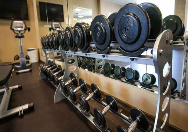 לוס אנג'לס עוברת לשלב 3: חדרי הכושר ועסקים נוספים חוזרים לפעילות