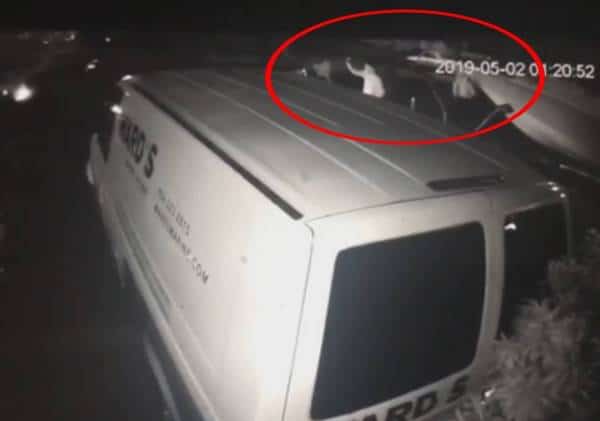 בעלי בתים, שימו לב: כך נגנבה סירה מהחצר תוך פחות מדקה