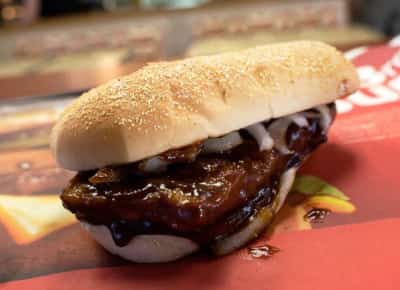 תביעה ייצוגית: “המק־ריב הוא מצג שווא” - מקדונלד’ס נאשמת בהטעיה שיטתית של צרכנים לגבי הבשר בכריך האייקוני