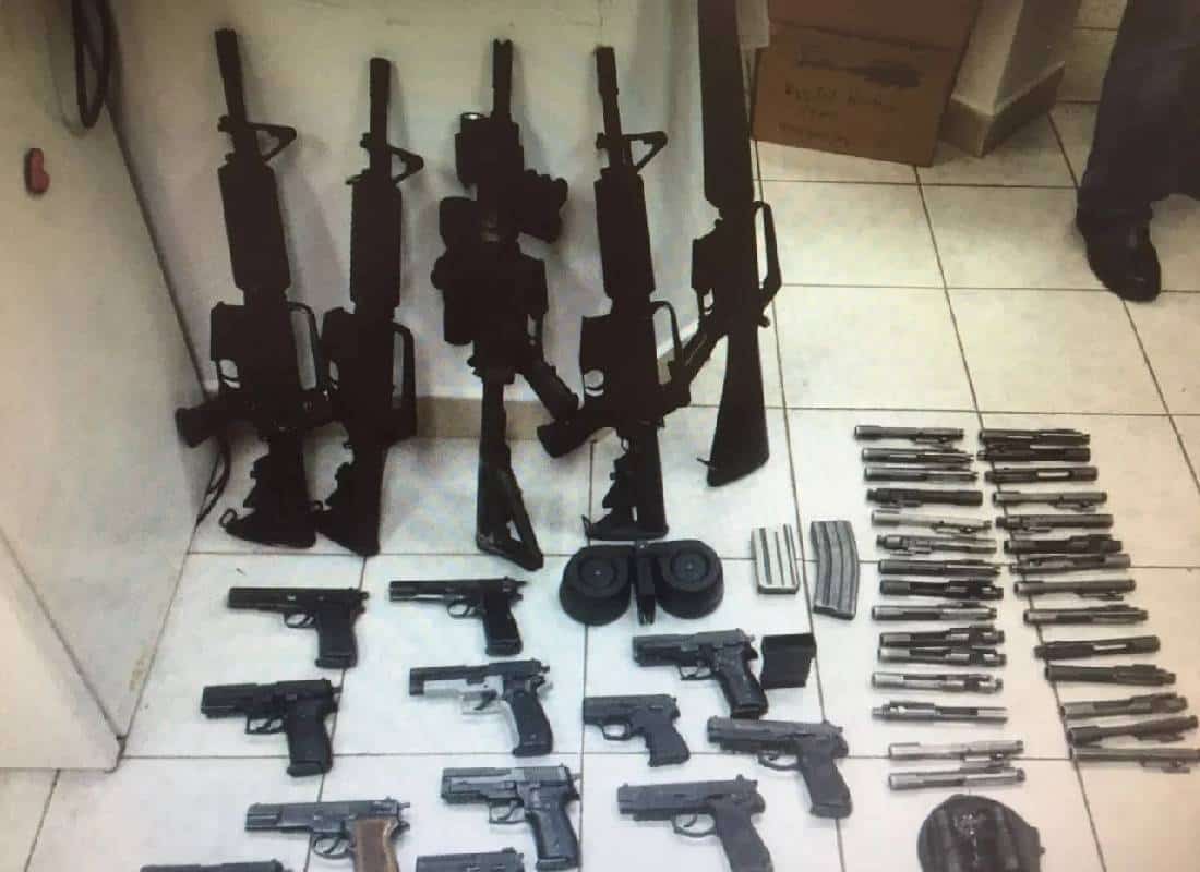 גבר מפרברי שיקגו מואשם בהברחת משלוח חלקי נשק לישראל