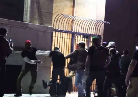 הנערים הגאים של גאווין מקאינס בדדרך לכלא