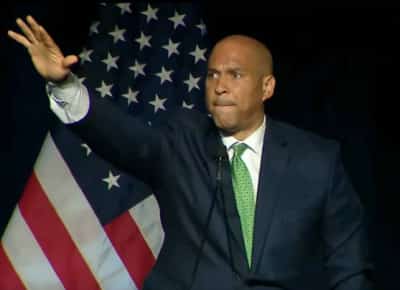 סטנדרט כפול: הסנטור הדמוקרט בוקר ביצע "הצדעה נאצית" אך התקשורת השתיקה את הסיפור