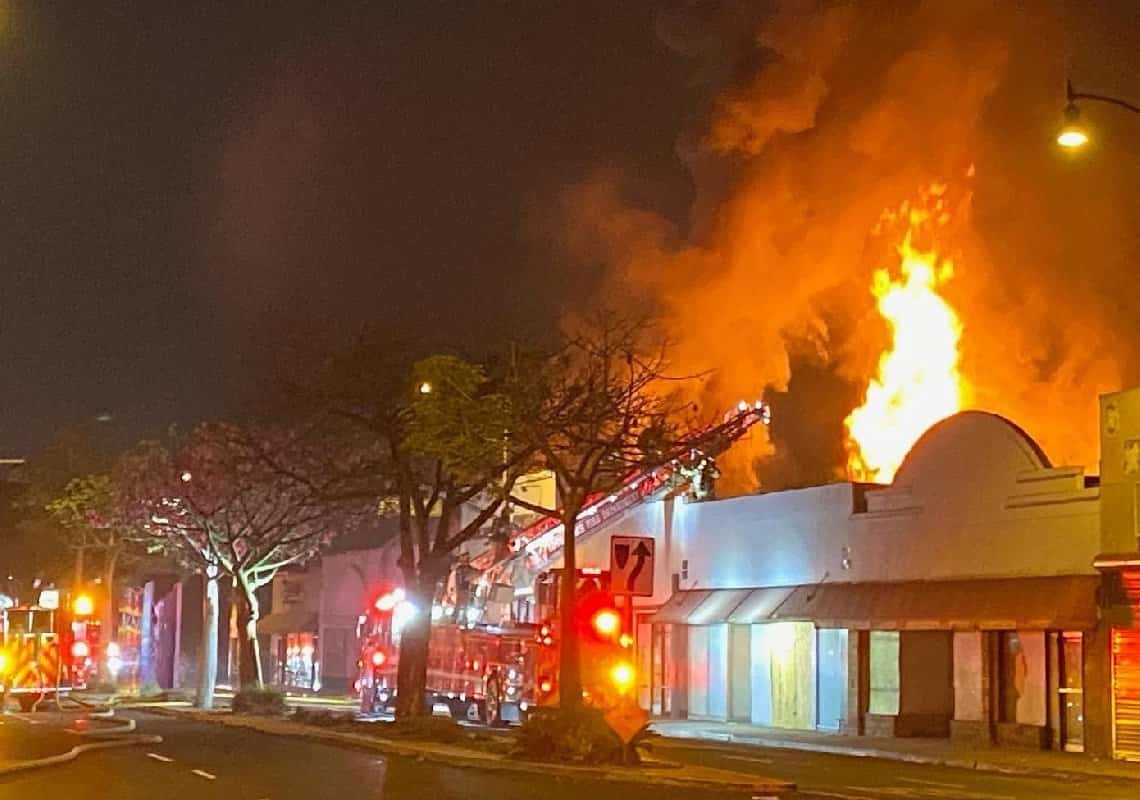 לונג ביץ': שלושה כבאים נפגעו בשריפה במרכז מסחרי