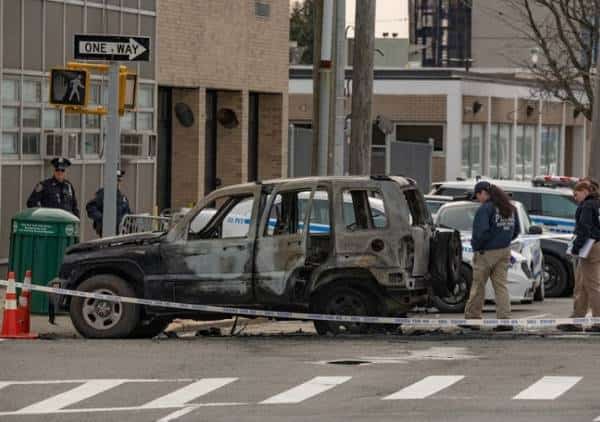 ניו יורק: ניסיון התאבדות בידי שוטר? הפשיל מכנסיים, נופף בסכין, הצית רכב - ונורה