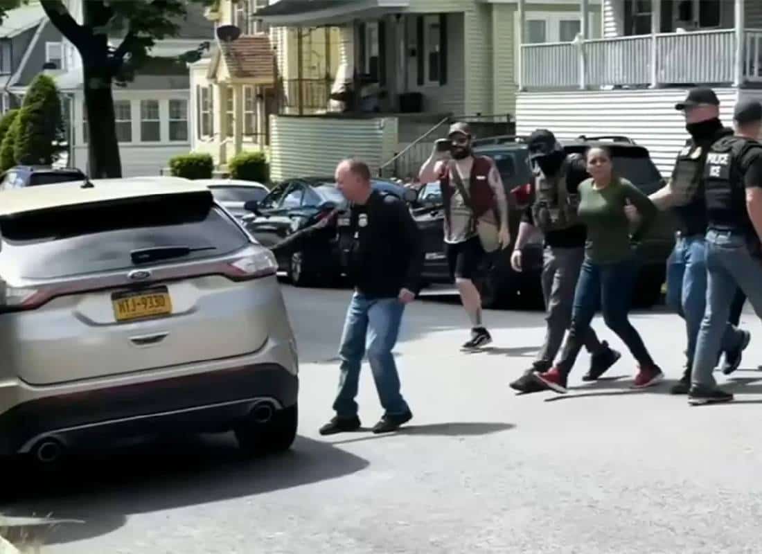 "אל תיקחו את אמא": עימות אלים בין סוכני הגירה לתושבים ערב יום האם