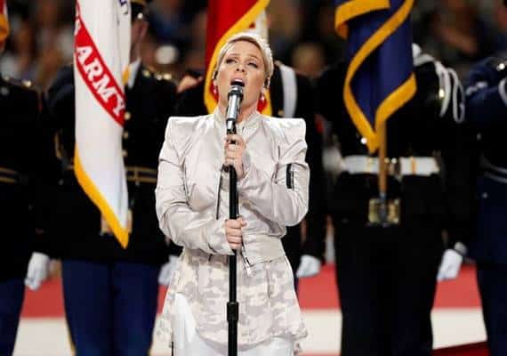 גם השפעת לא מנעה מפינק לשיר את ההמנון בסופר בול