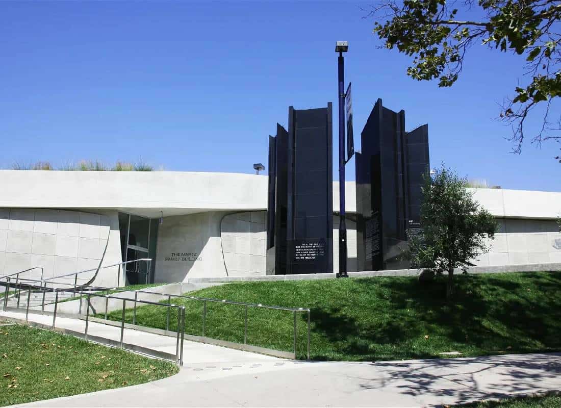 בצל הזיכרון: העולם היהודי מתאחד לציון יום השואה בישראל ובארה"ב