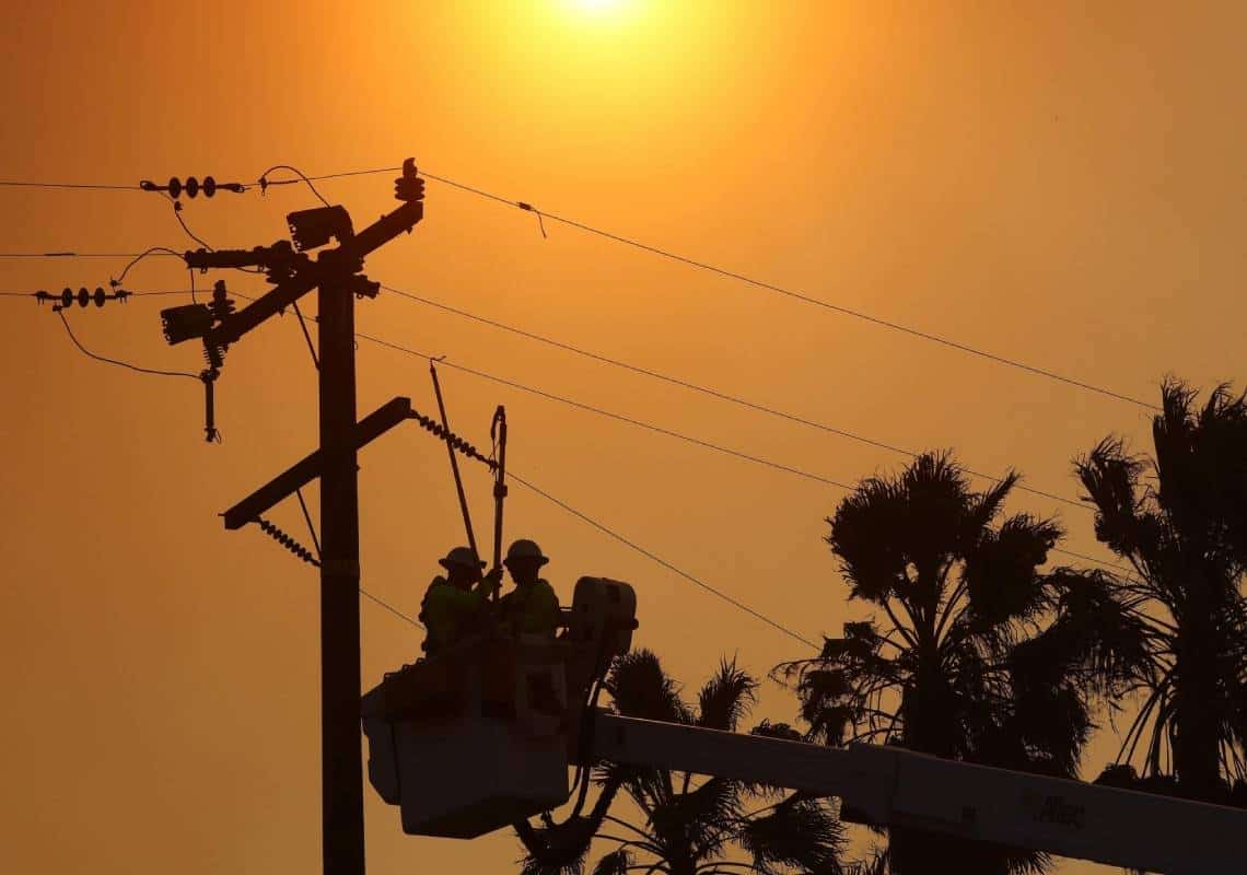 דרום קליפורניה: עשרות אלפי בתים נותקו מהחשמל עקב תנאי מזג האוויר
