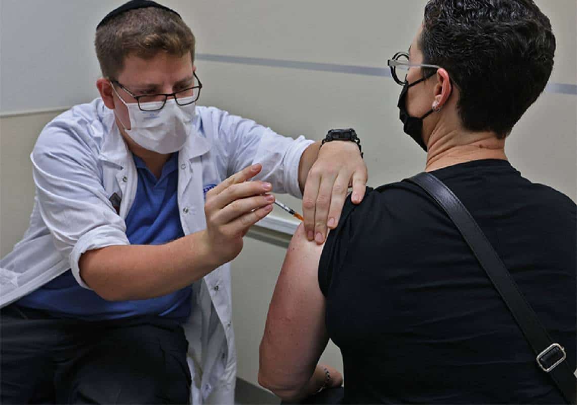 היסטוריה: ה-FDA העינק אישור רשמי לחיסון פייזר לאחר כמעט שנה