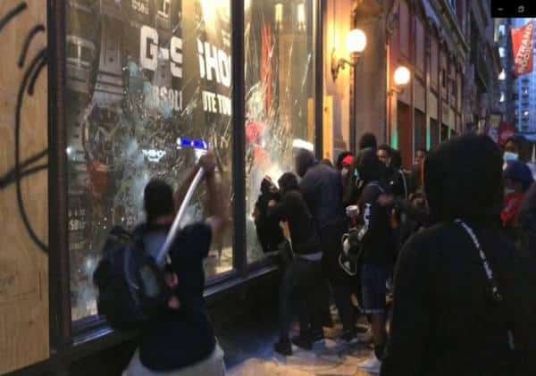 לינץ' מצולם בשוטר, הרס בטיימס סקוור, וראש-עיר שמאיים על כוחות אכיפת החוק: עוד לילה של שוד, ביזה ואנרכיה במנהטן