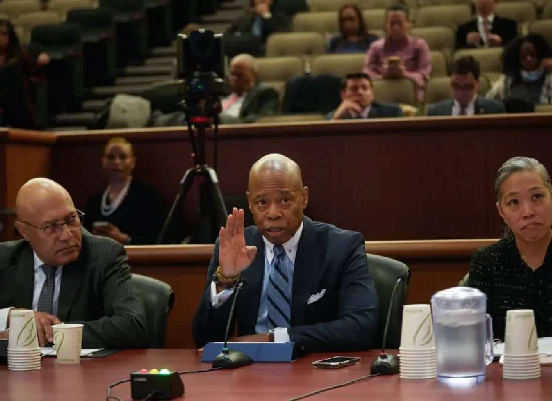 ראש עיריית ניו יורק במאבק על תקציב המהגרים: "המשבר יהרוס את העיר"