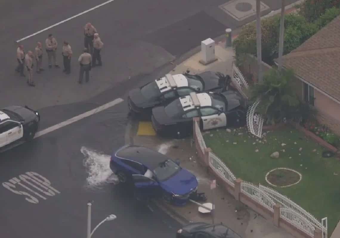 במהלך מרדף ברחובות דרום קליפורניה: שתי ניידות התנגשו בבית