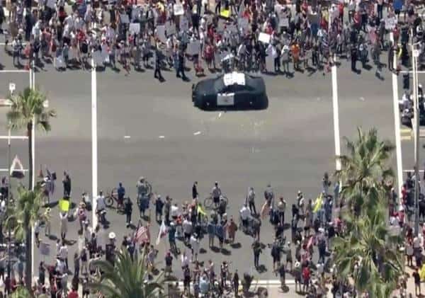 הפגנות סוערות בדרום קליפורניה: מחאה המונית בעקבות סגירת החופים