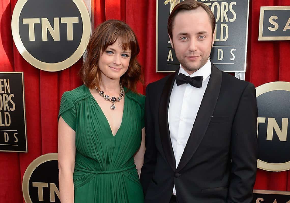 לאחר שמונה שנות נישואים: כוכבת ״בנות גילמור״ מתגרשת