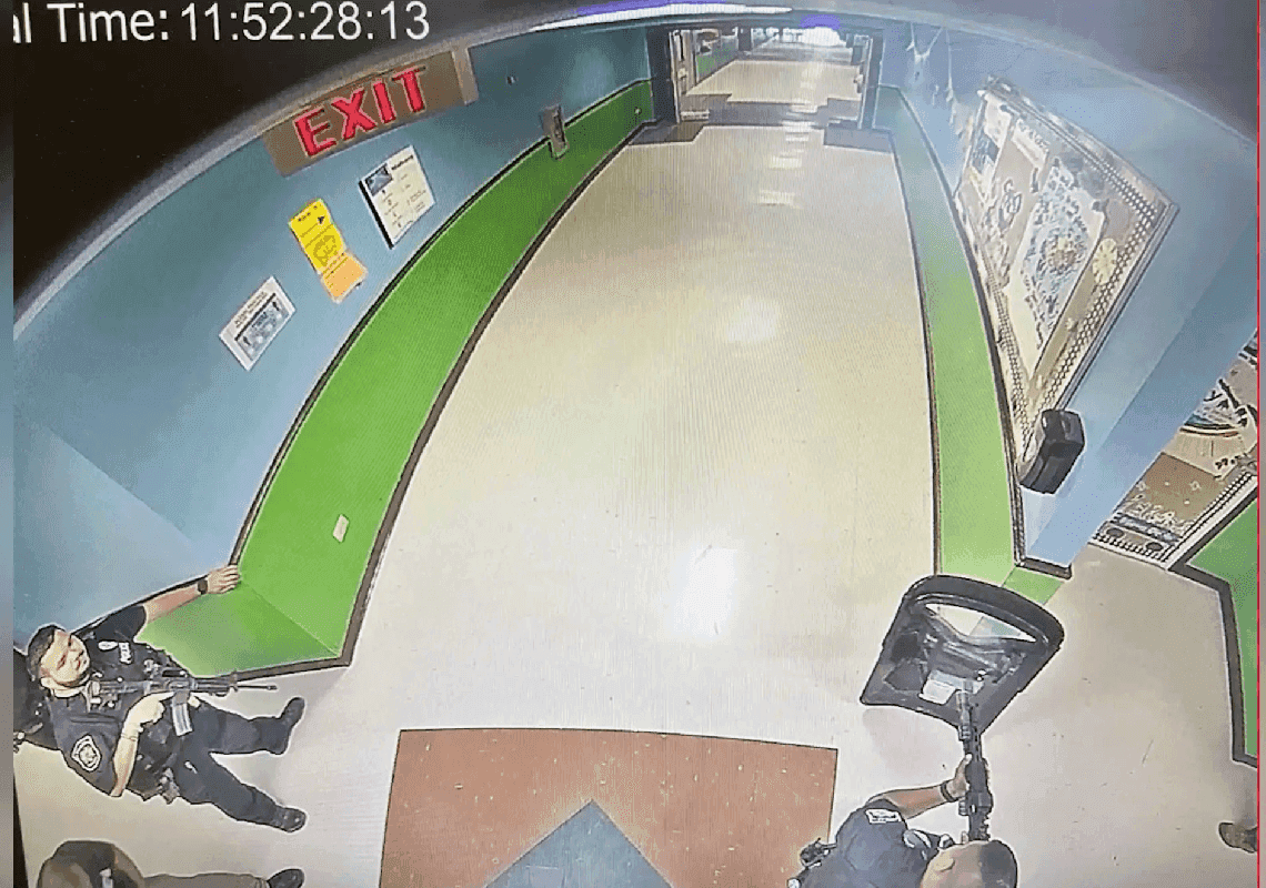 הטבח בטקסס: שוטרים חמושים ומצוידים במגני גוף היו במסדרונות 19 דקות לאחר האירוע