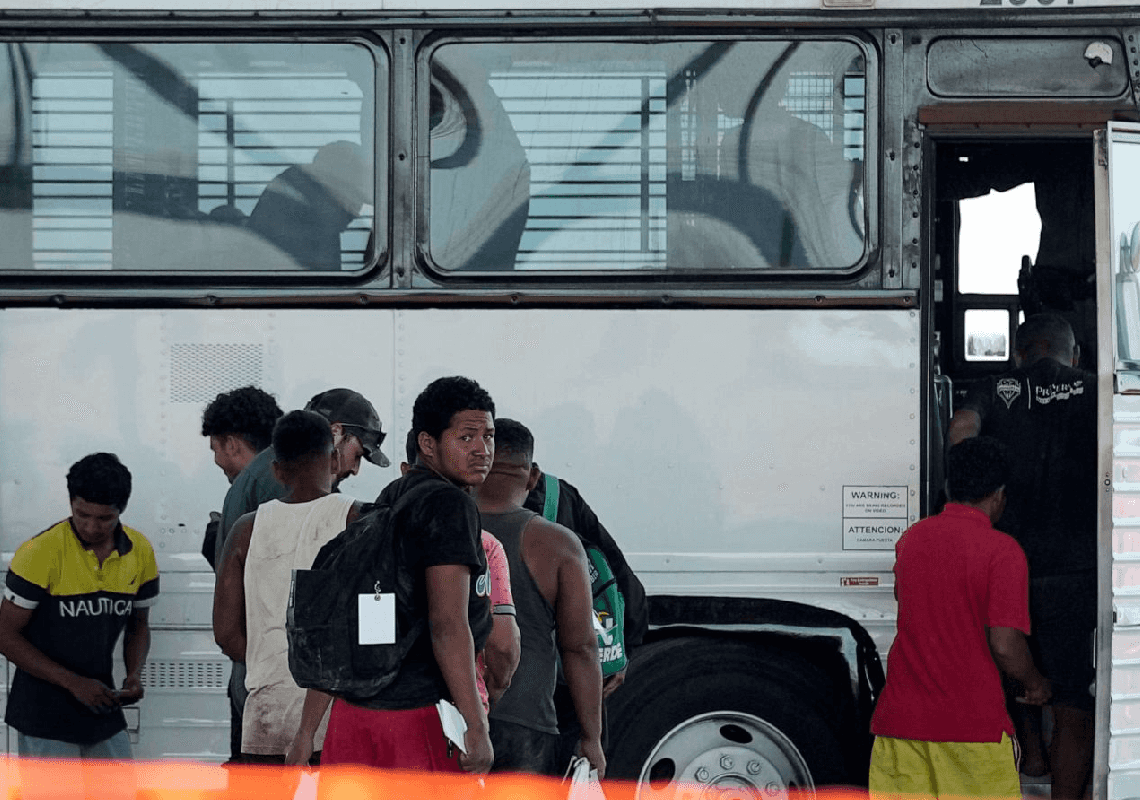 מושל טקסס הכריז על ניצחון: מבצע הסעות המהגרים לערים דמוקרטיות – הגיע לסיומו