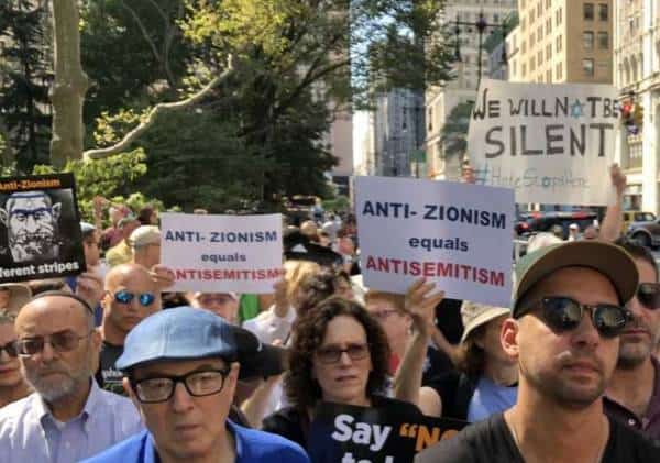 "חיי יהודים לא פחות חשובים מאחרים": יהודי ניו יורק הפגינו מול משרד ראש העיר