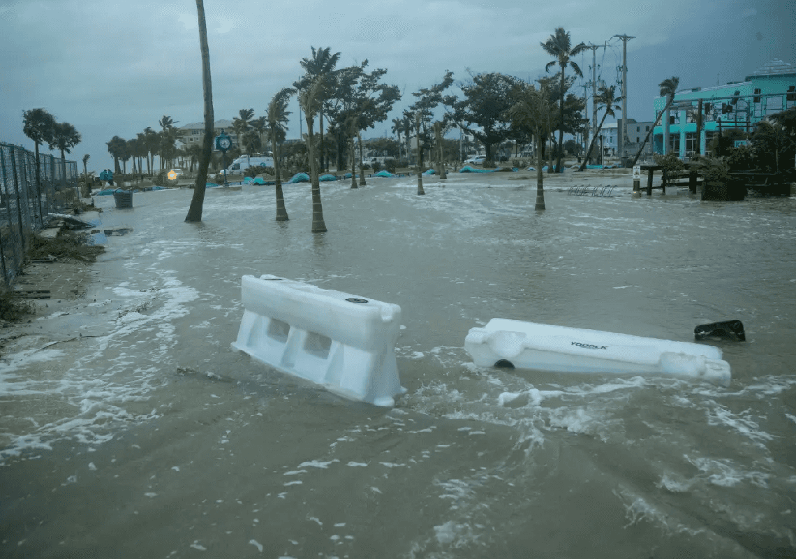 הוריקן הלן | תושבים שסירבו להתפנות - התבקשו לרשום את שמם על גופם