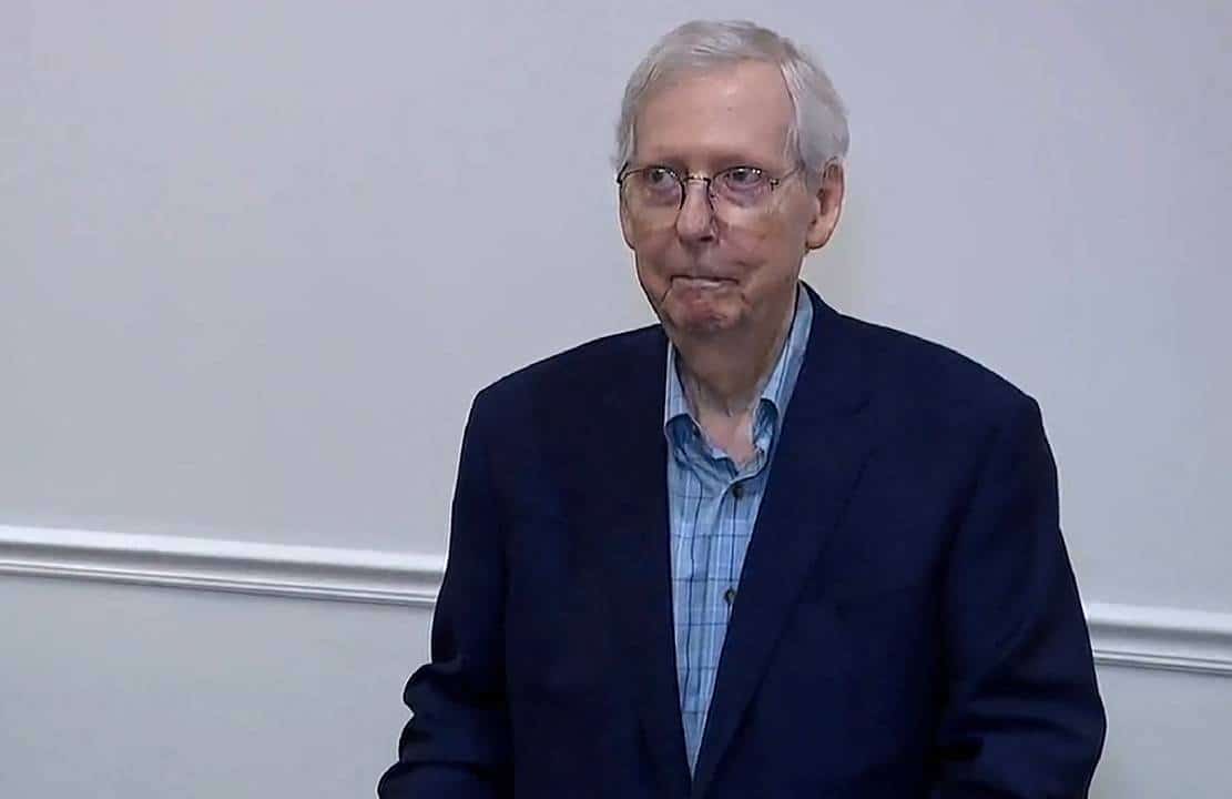 "קריפי, ביזארי, מפחיד, ומעורר רחמים": מנהיג הרפובליקנים מיץ' מקונל שוב סבל משיתוק פתאומי במהלך מסיבת עיתונאים