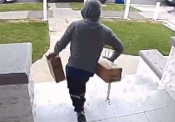 רגע לפני חג המולד: שני "גנבי מרפסות" נעצרו עם יותר מ-100 חבילות