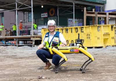 ענף הקונסטרקשן מקבל חיזוק: כלב רובוטי משגיח על העובדים באתר הבנייה