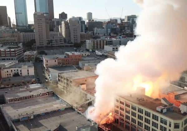 הפיצוץ המסתורי בלוס אנג'לס שפצע 12 כבאים וגרם לפתיחת חקירה פדרלית