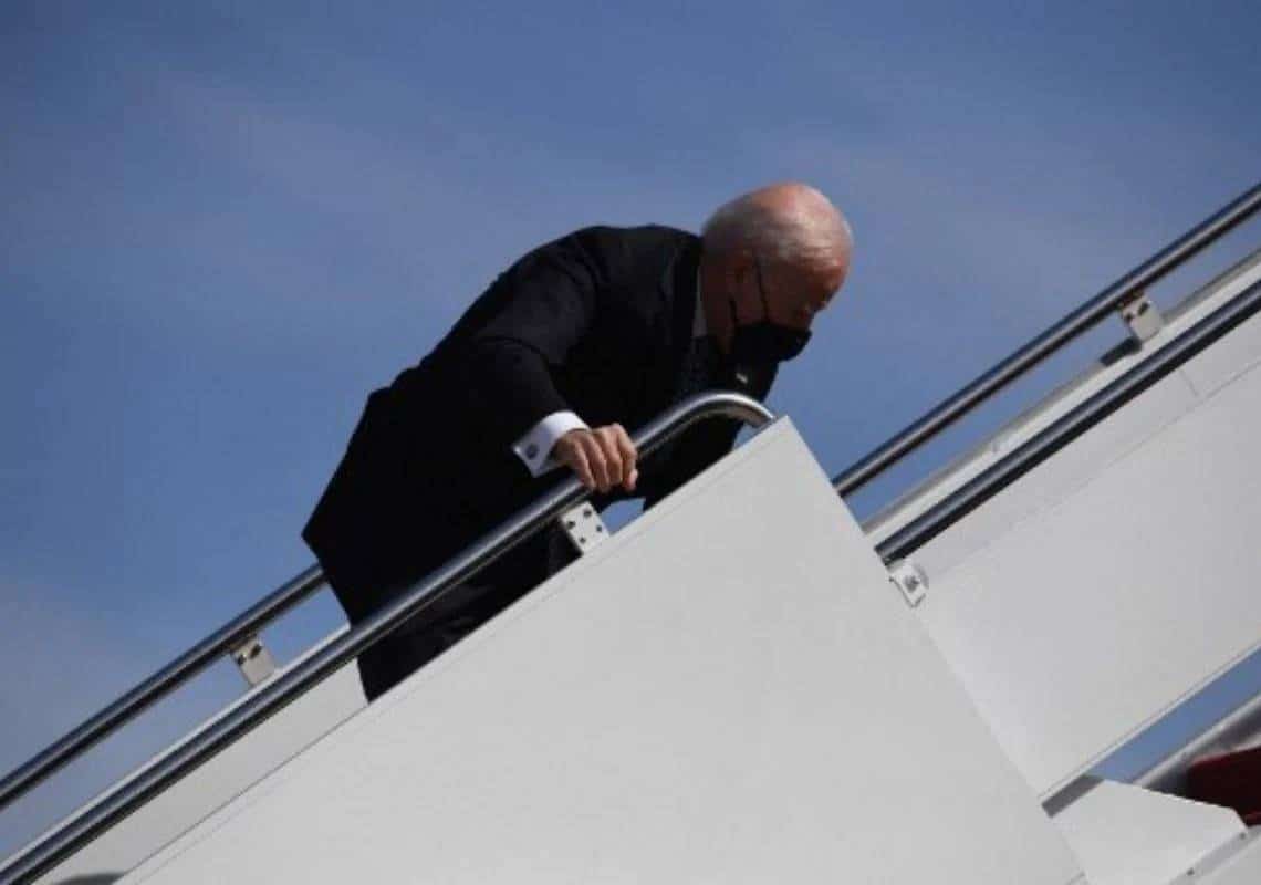 צפו: הנשיא ביידן מעד ונפל בעת העלייה למטוסו "אייר פורס 1"