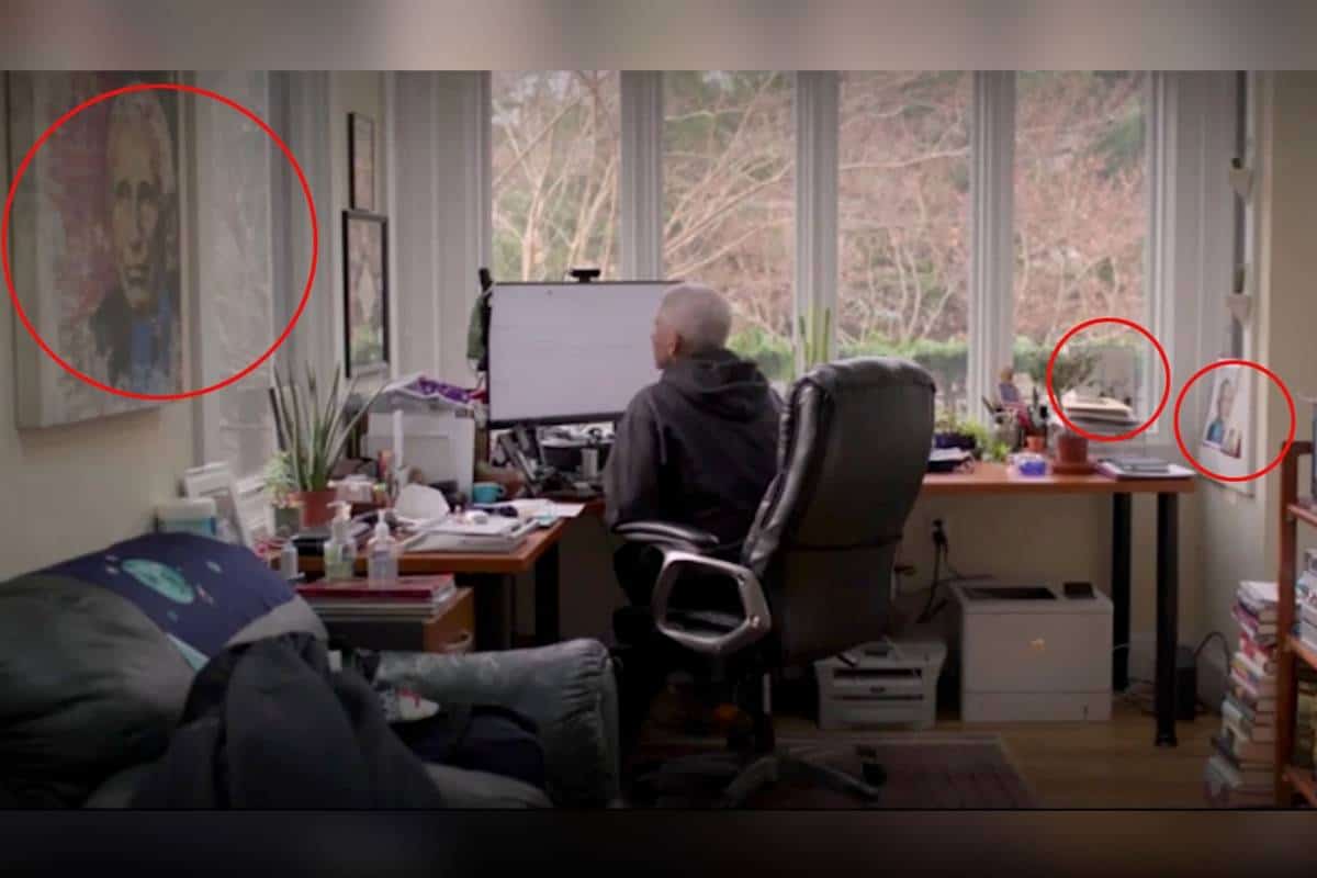 ביזאר: פאוצ'י צולם יושב מול דיוקן-עצמי ובובות ראש של עצמו בחדר העבודה בביתו