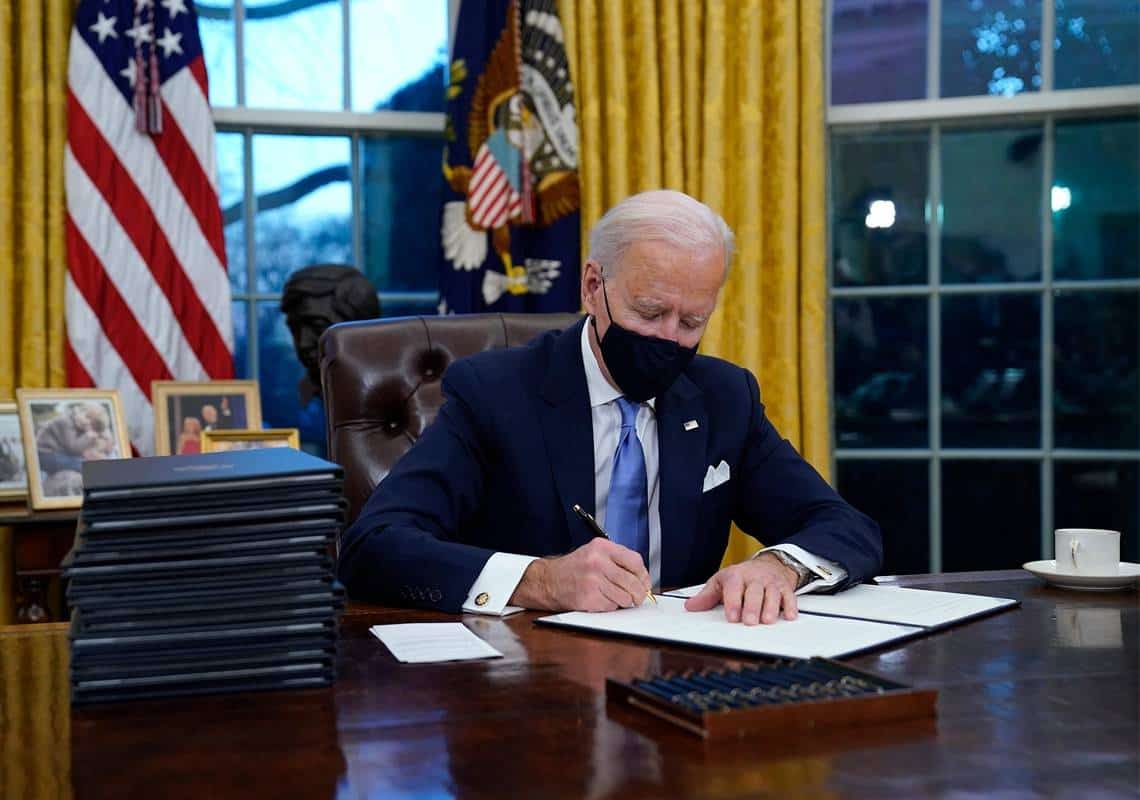 לא מבזבז זמן: ביידן חתם על 15 צווים נשיאותיים שנוגדים את מדיניות ממשל טראמפ ובראשם - הגירה וקורונה