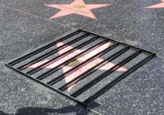 "סוף סוף טראמפ מאחורי סורגים": עוד מעשה השחתה בשדרת הכוכבים בהוליווד