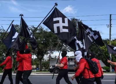 התחפשו לחרדים, שידרו בלייב והטילו אימה: המרכז הקהילתי היהודי בנשוויל תובע ארגון ניאו־נאצי