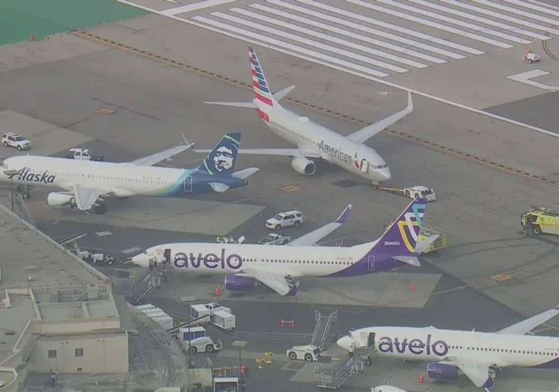 שיבושים נרחבים בנמה"ת בורבנק: מטוס שנגרר פגע במטוס חונה