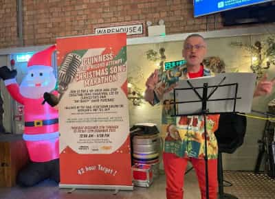 ארבעים ושתיים שעות בלי הפסקה: בן 63 שר את שירי חג המולד עד הקצה – ושבר שיא עולמי