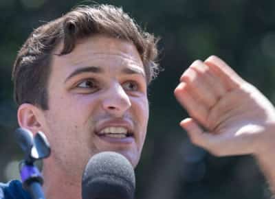 יהודי בן 25 - ניצול הטבח בפארקלנד, מתמודד לקונגרס על פלטפורמה אנטי־ישראלית