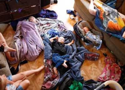 כשהחלום האמריקאי הופך לסיוט צפוף: תושבי קליפורניה נדחקים יחד כדי לשרוד