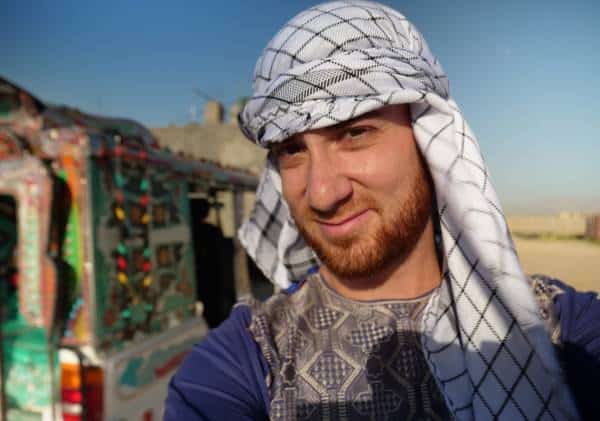 מסביב לעולם עם מצלמה ומסכה