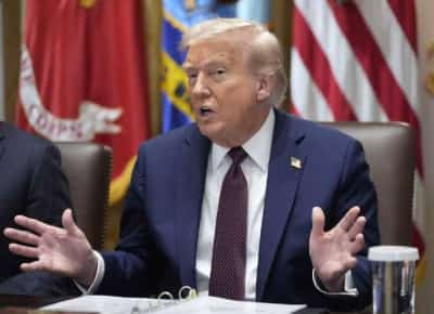 טראמפ מכה בכל החזיתות: מכסים של עד 100% על תרופות, רהיטים ומשאיות נכנסים לתוקף השבוע