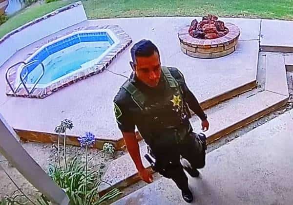 משפחת הקשיש שהלך לעולמו נדהמה לגלות: שוטר עומד מאחורי סדרת פריצות לבית