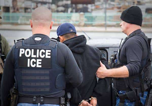 אזרח אמריקאי טוען: משטרת ההגירה עצרה אותו בניגוד לחוק ואיימה בגירוש