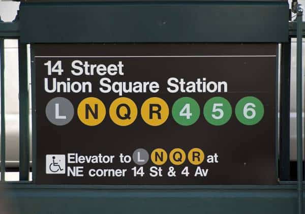 ניו יורק: אישה נדחפה אל פסי הרכבת התחתית, חיפושים אחר החשוד