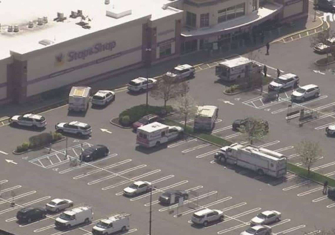 אירוע מתפתח: חמוש התפרץ ל'סטופ אנד שופ' בלב לונג איילנד - מספר נפגעים בזירה, היורה עלה על אוטובוס וברח מהזירה