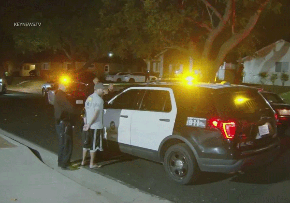 חמושים פרצו באיומי אקדח לתוך בית באזור הוואלי בלוס אנג'לס: בעל הבית הגיב בירי, הרג אחד מהם ועוכב לחקירה