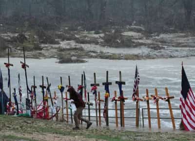 אסון השיטפונות בטקסס: כמעט 100 נעדרים נמצאו בחיים, רק שלושה עדיין נעדרים