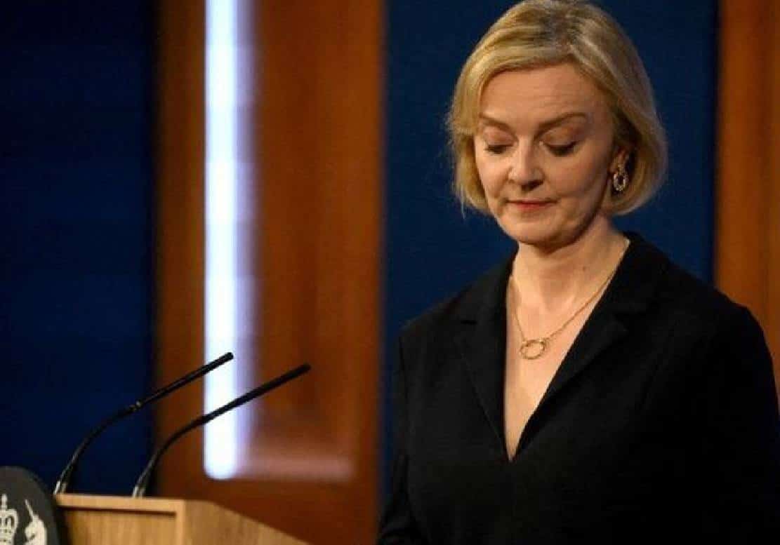 קריסה מוחלטת: ראש ממשלת בריטניה עוזבת בבושת פנים את דאונינג 10 לאחר כהונה בת 44 ימים בלבד