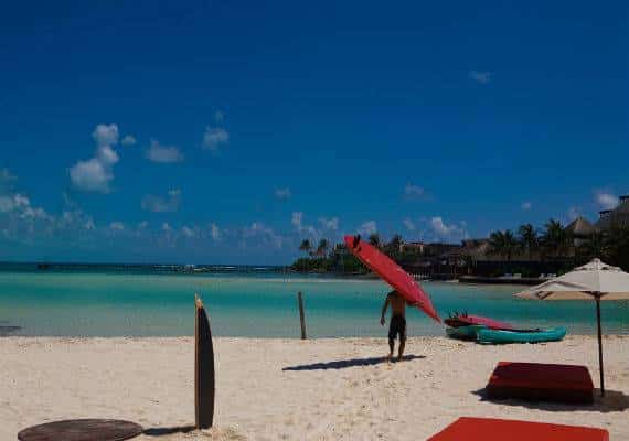 למרות האלימות, התיירות באזורי הנופש במקסיקו עדיין פופולרית בקרב המטיילים