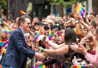 קליפורניה ממשיכה לסרב להגן על ילדות - ומתעמתת עם הממשל הפדרלי