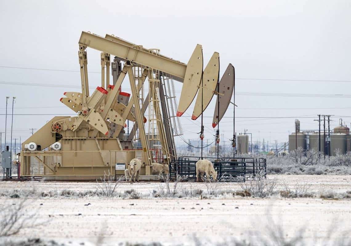 סופת השלגים בטקסס השביתה את תעשיית הנפט המקומית, מחירי הדלק בארה"ב צפויים לזנק